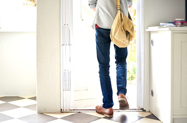 Mann der aus dem Haus geht